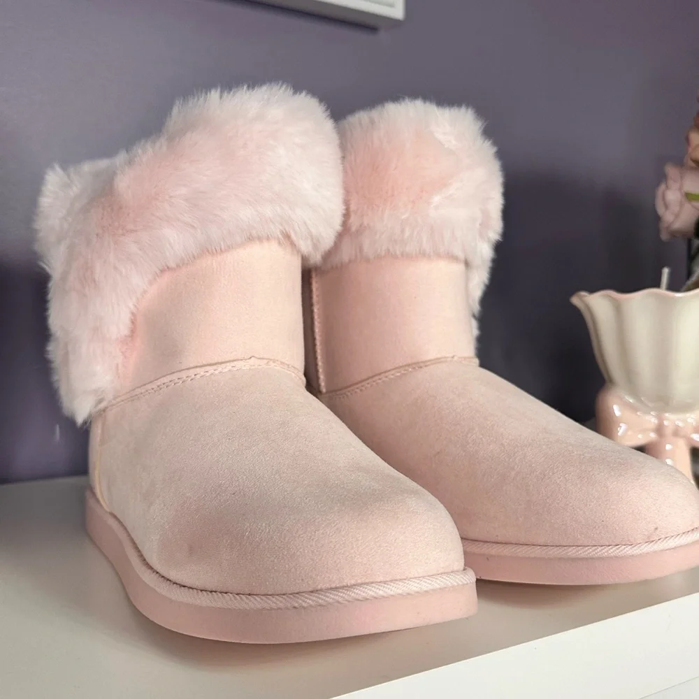 New in box Viral Pink Fur Bling Bow Juicy Couture Boots - Picture 3 of 7